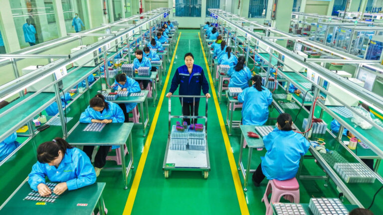 Fenglong Electric компанийн цахилгаан барааны үйлдвэрлэлийн шугам дахь ажилчид – Наньянг, БНХАУ