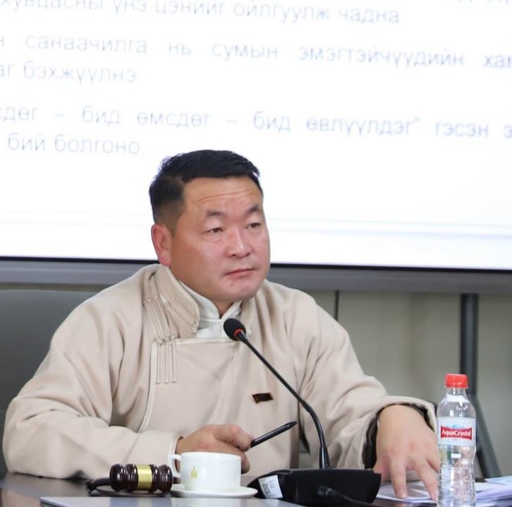 Арвайхээр хотын 300 жилийн ойг угтаж, төлөөлөгч бүр өөрийн багийн нутаг дэвсгэрт жишиг ногоон байгууламж бүхий гудамж байгуулах саналыг гаргав.